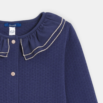 سترة مبطّنة بياقة مكشكشة، باللون الأزرق الفاتح للفتيات.